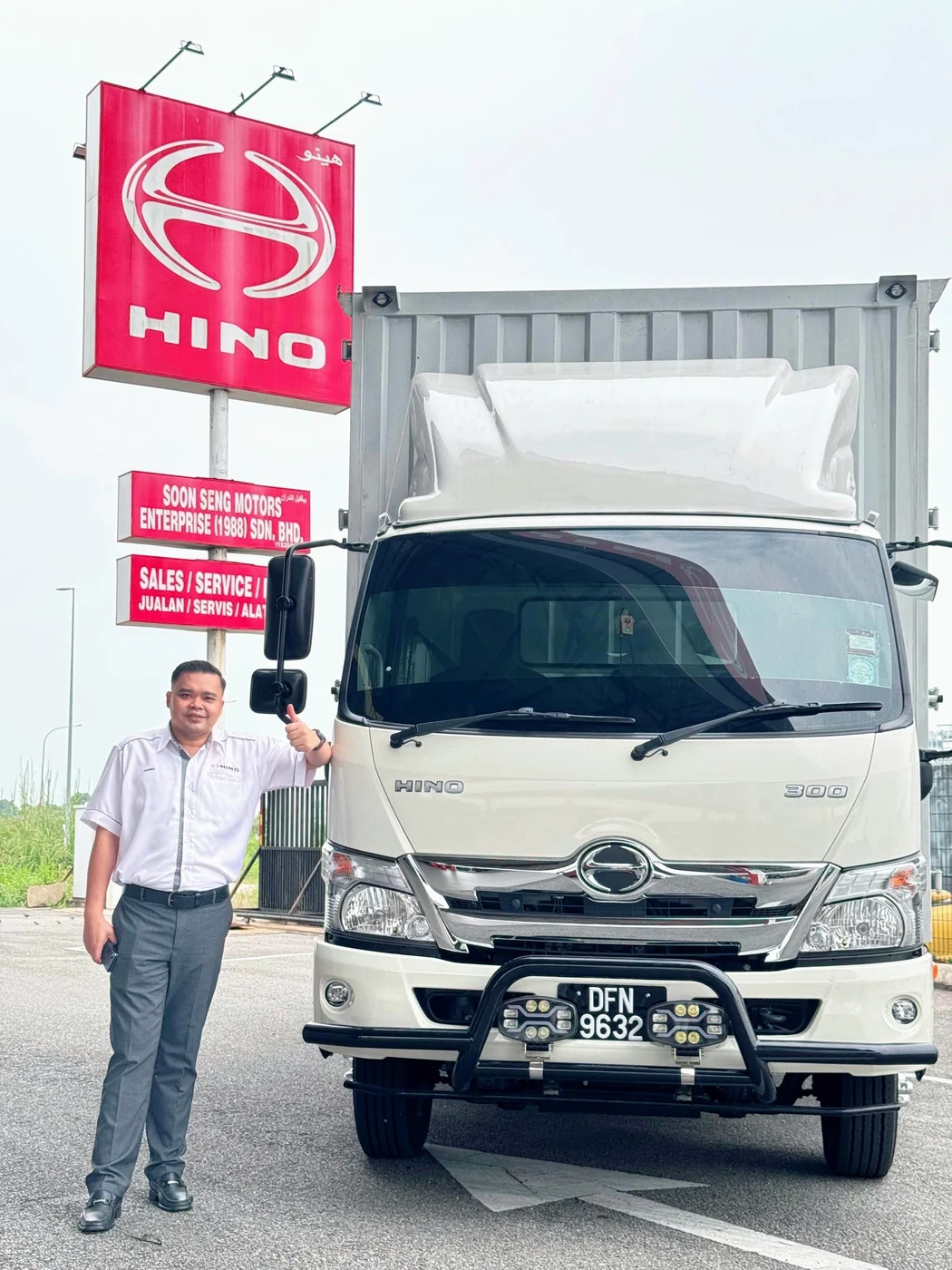 Shahrul di sisi lori HINO 300 putih